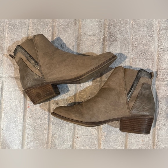 Boots​ - Picture 9 of 12